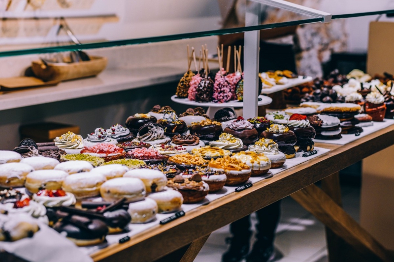 boulangerie-LA ROQUE EN PROVENCE-min_shop_dessert_pastry_bakery_counter-184398